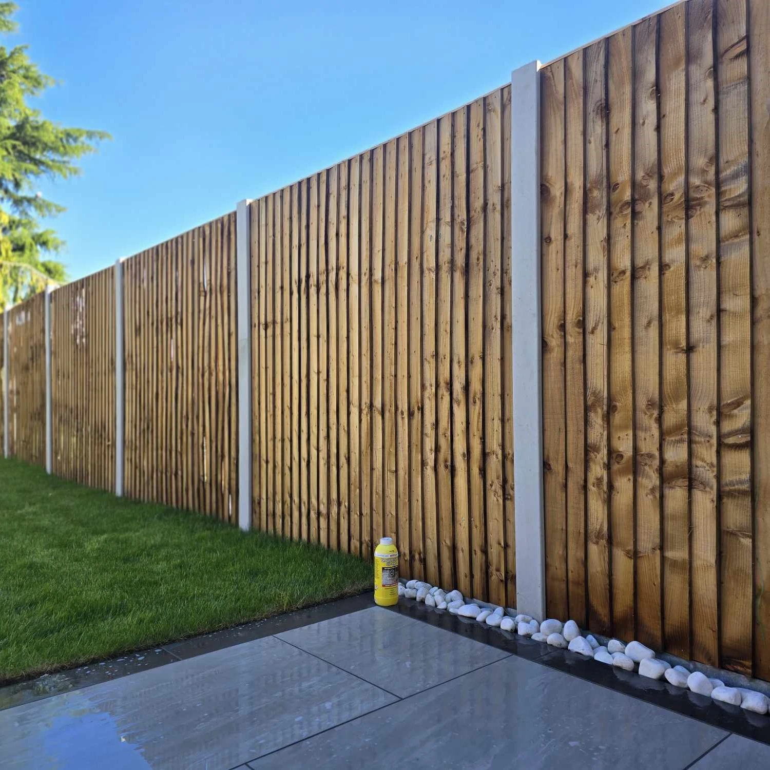 New closeboard fence with pale posts